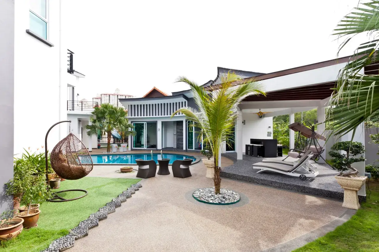 Nowoczesny projekt domu z tarasem, basenem i bujanym fotelem. Idealne miejsce na relaks.