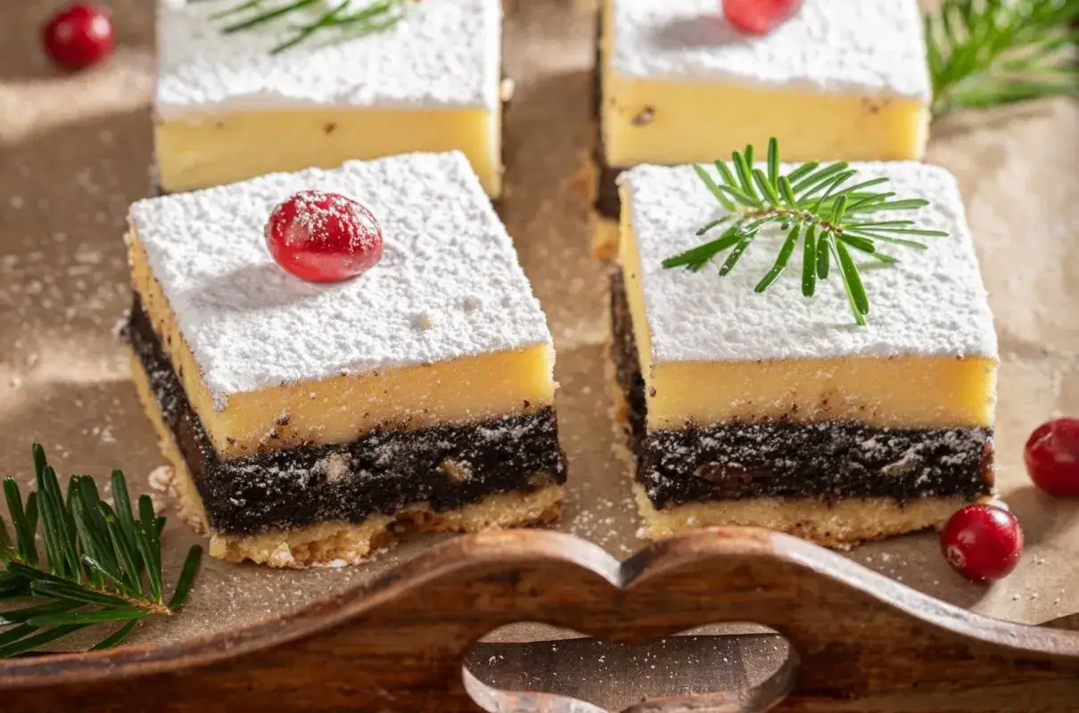 Sernik z makiem, udekorowany żurawiną i gałązką iglastą, wygląda apetycznie.