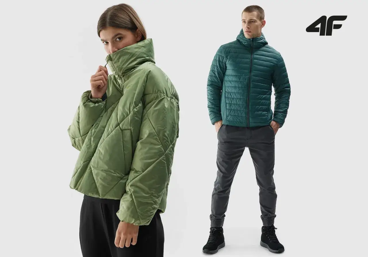 Jaka kurtka na zimę? Modelka w zielonej, pikowanej kurtce i mężczyzna w granatowej, puchowej. Obie idealne na chłodne dni.