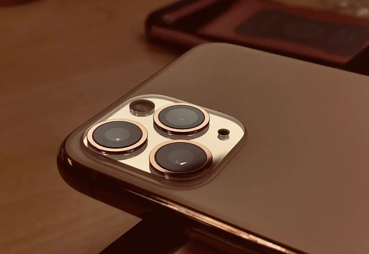 Złote obiektywy aparatu iPhone'a. Czy szkło hartowane psuje jakość zdjęć? Zobacz sam, jak wyglądają detale.