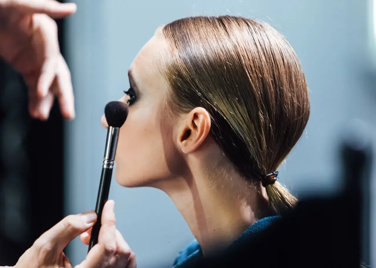 Zdjęcie Jak nakładać makijaż: 5 prostych kroków dla początkujących