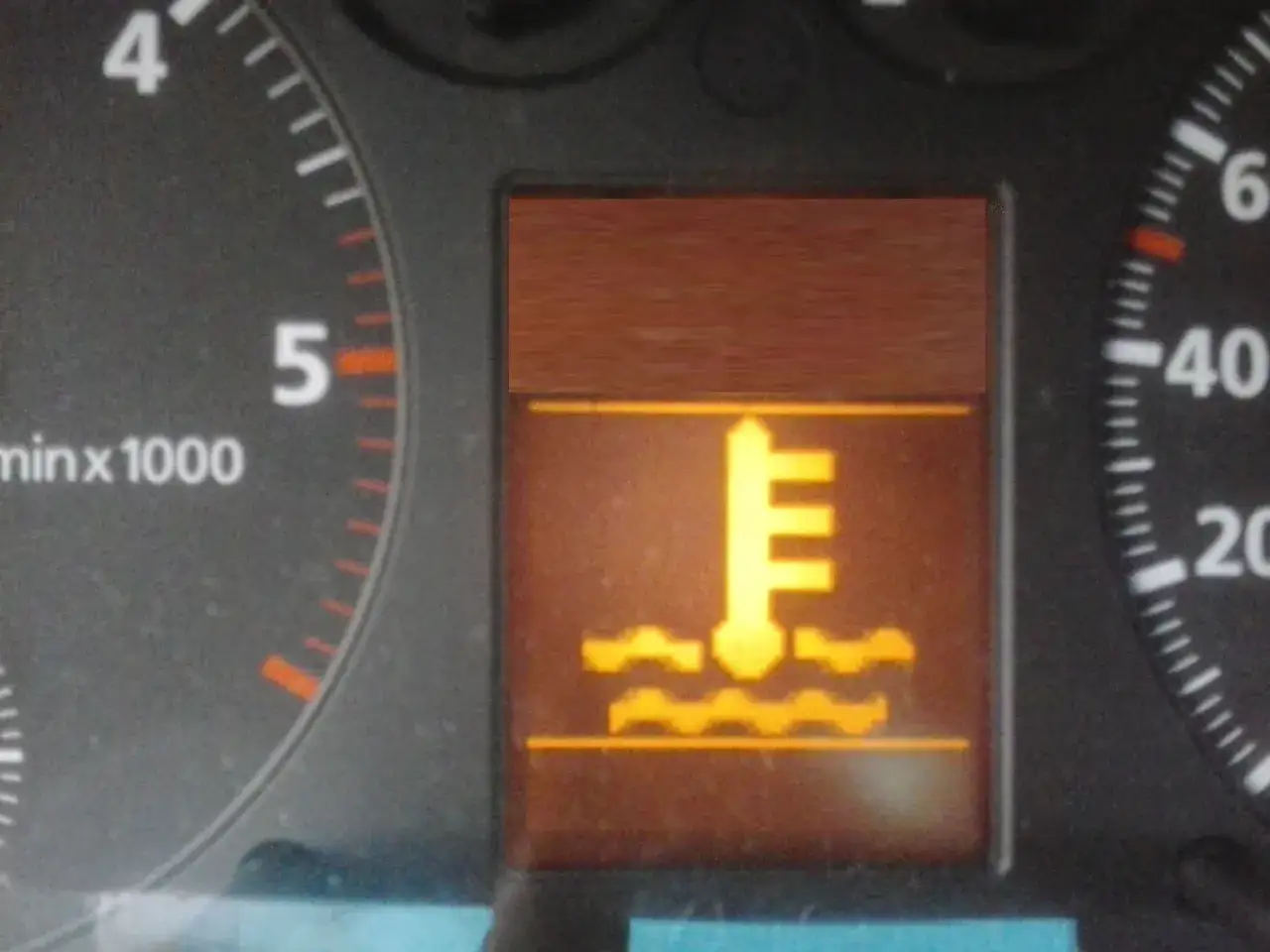 Kontrolka płynu chłodniczego Audi świeci się na pomarańczowo, sygnalizując problem z temperaturą silnika.