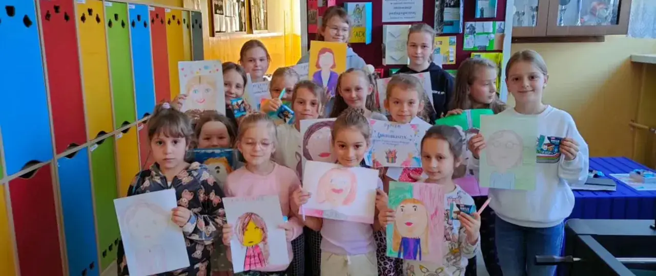 Nauczycielka przygotowująca materiały na zajęcia plastyczne