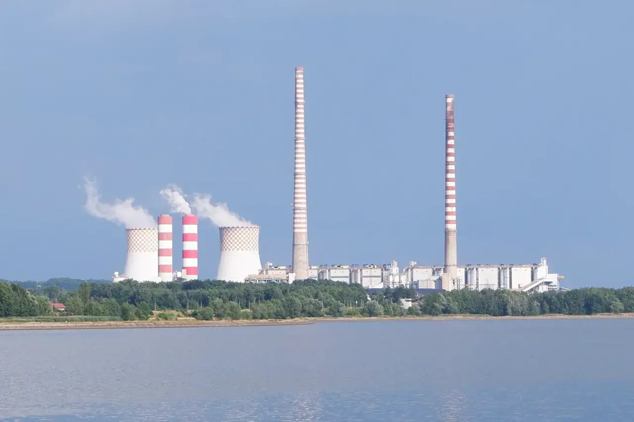 Polska elektrownia węglowa z kominami emitującymi parę