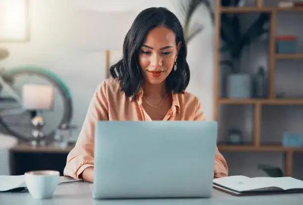 Kobieta sprawdzająca informacje o biurze podróży na laptopie