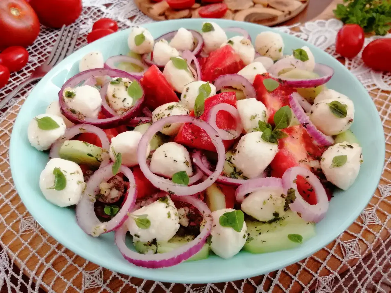 Sałatka Caprese z pomidorami i mozzarellą