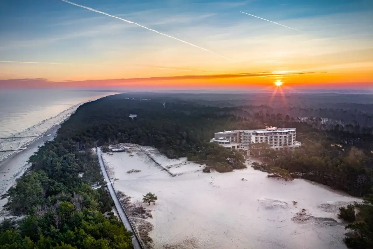 Zachód słońca nad morzem, piękne świnoujście hotele przy plaży otoczone lasem i wydmami.
