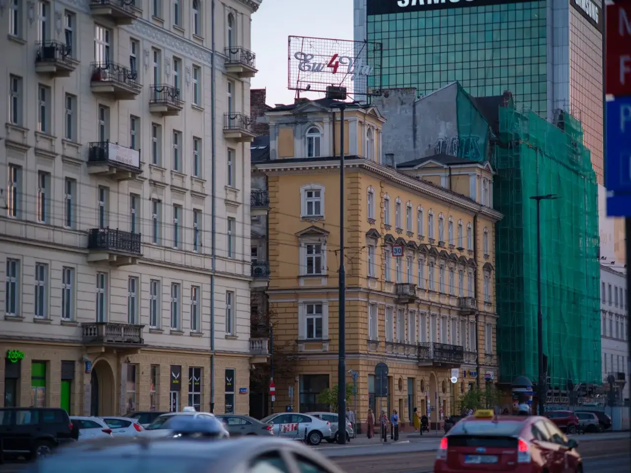 Kamienice w mieście, jedna z nich żółta, druga jasna. Czy budynek musi mieć 100 lat, by być zabytkiem?