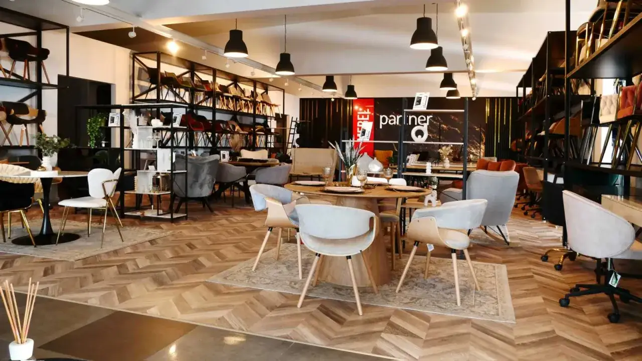 wnętrze dużego sklepu meblowego z klientami