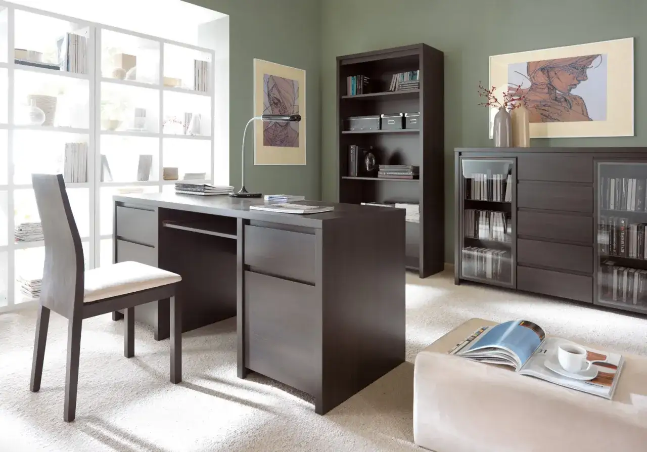 Eleganckie biuro z meblami w kolorze wenge. Biurko, regał i komoda tworzą spójną całość.