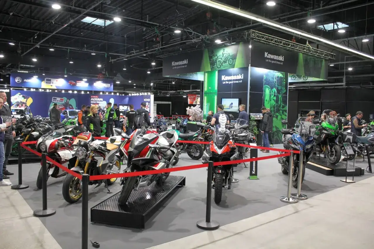 Na targach motoryzacyjnych w Warszawie zaprezentowano wiele motocykli, w tym stoisko Kawasaki.