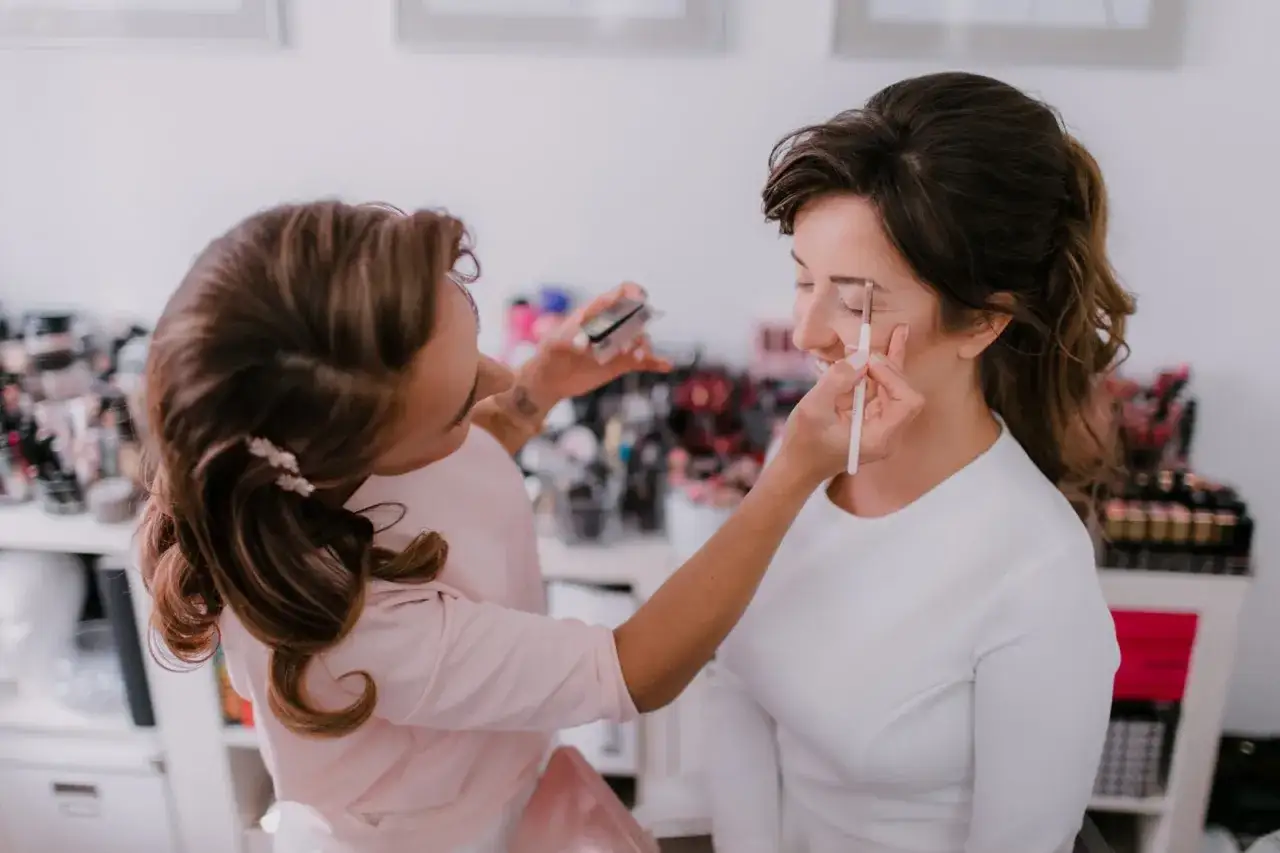 kobieta zastanawiająca się nad kolejnością makijażu i fryzury