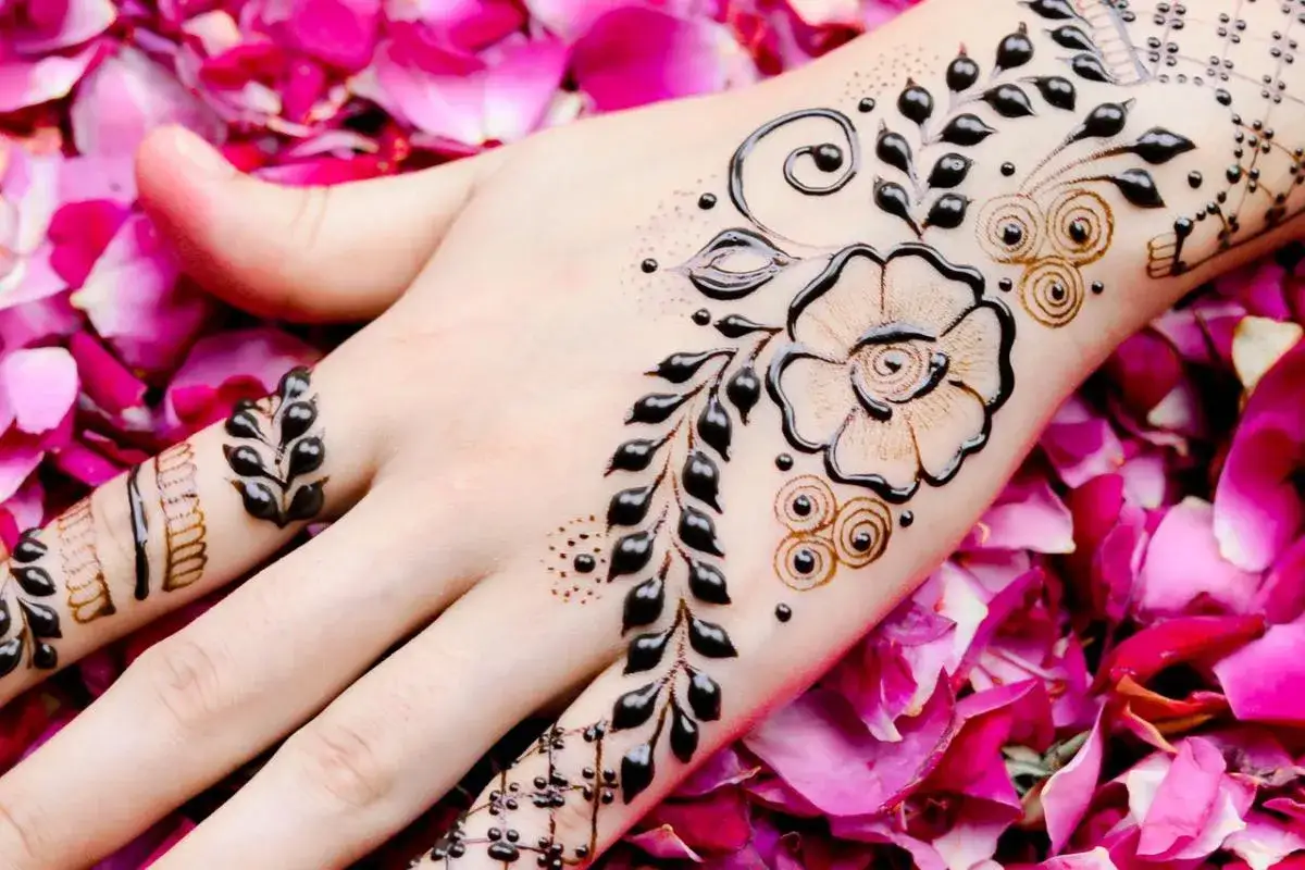 tatuaż z henny na dłoni, naturalna henna