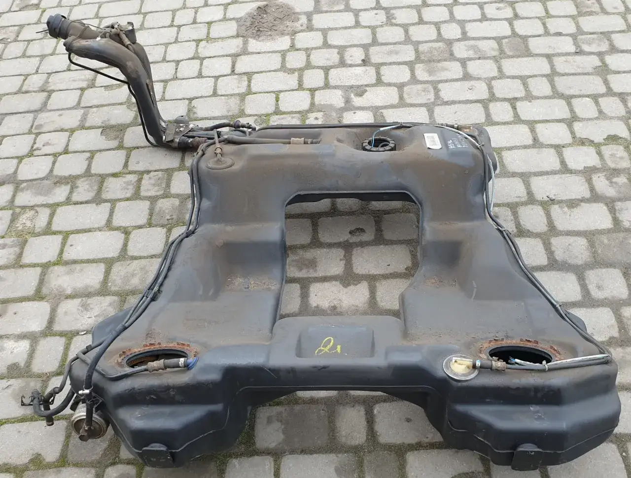 Zbiornik paliwa do Passata B5, o pojemności ok. 60 litrów, z widocznymi przewodami i króćcami.