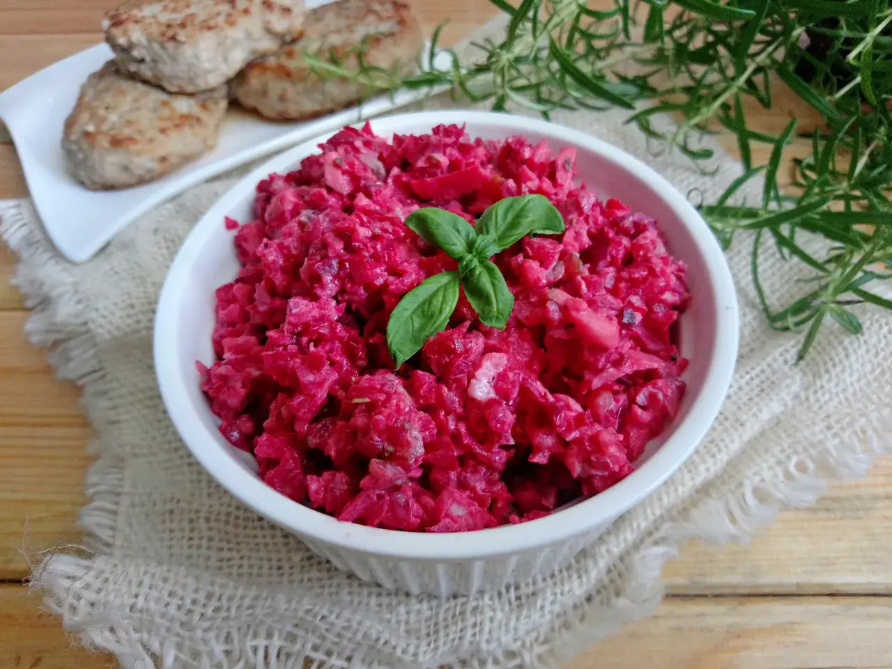 Sur&oacute;wka z surowych burak&oacute;w przepis