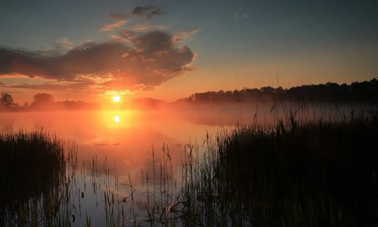Motocykl na Szlaku Piastowskim, historyczne budowle w tle, słoneczny dzień