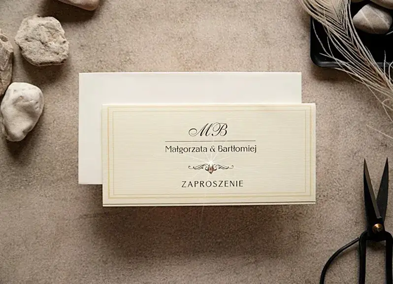 eleganckie zaproszenia ślubne i urodzinowe na stole