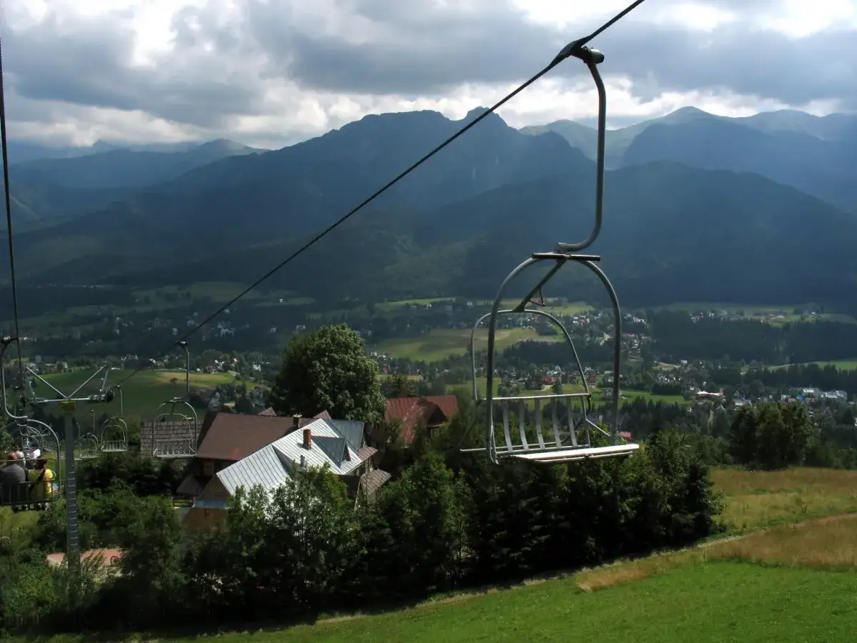 Krzesełka na Gubał&oacute;wce wiodą ku Butorowemu Wierchowi, oferując widok na Tatry i zakopiańskie doliny.