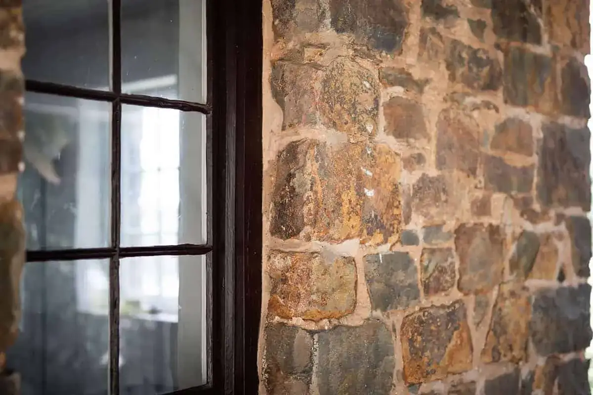 r&oacute;żne rodzaje kamienia dekoracyjnego na ścianie