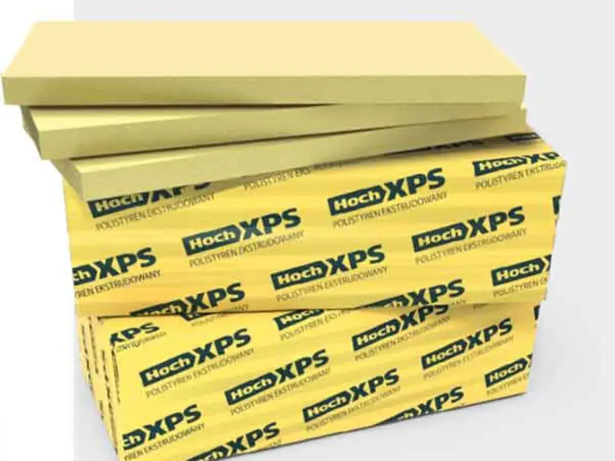 Stos płyt żółtego styroduru Hoch XPS. Czy po styrodurze można chodzić? Tak, ten materiał jest wytrzymały.