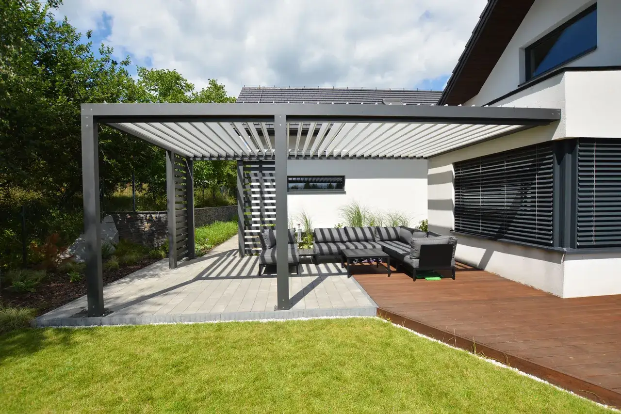 Nowoczesna pergola aluminiowa z wygodnym zestawem wypoczynkowym na tarasie.