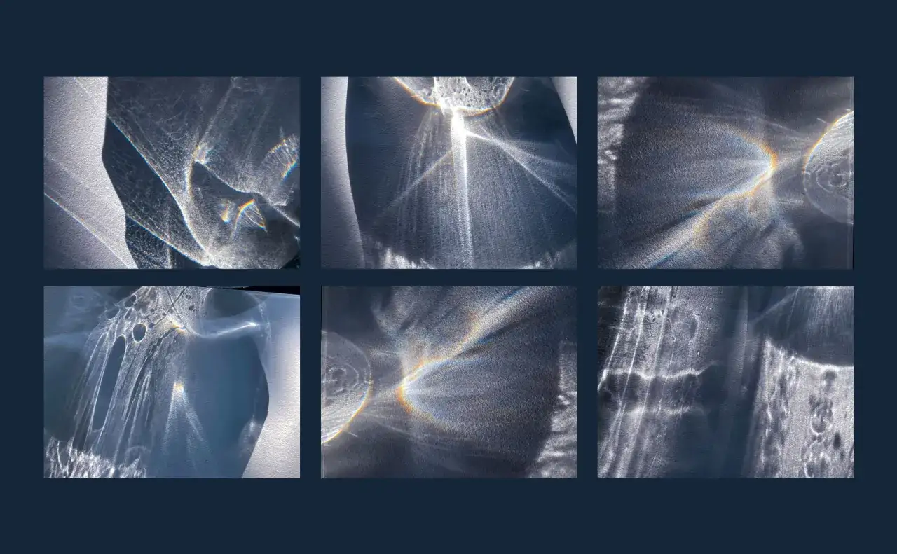 Abstrakcyjna fotografia ukazująca grę światła i cienia na chropowatej powierzchni, tworząc hipnotyzujące wzory i tęczowe refleksy.