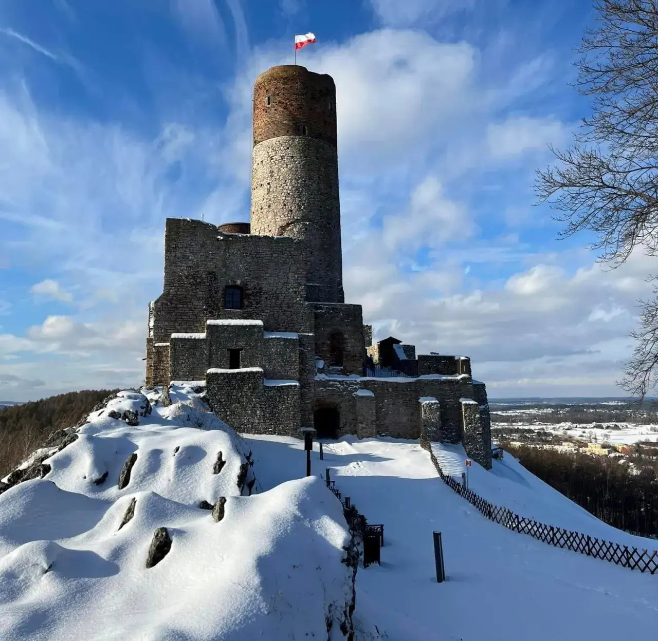 Zamek Królewski w Chęcinach zimą, pokryty śniegiem