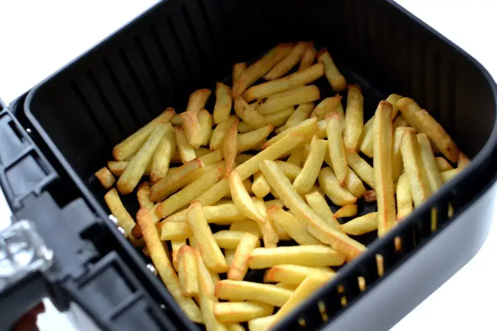 frytki mrożone w koszu frytkownicy beztłuszczowej