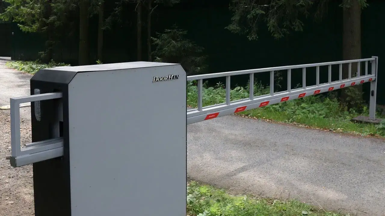 Zdjęcie Jak otworzyć szlaban na osiedlu - proste metody i triki, kt&oacute;re działają