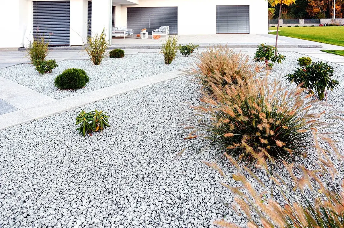 ogr&oacute;d z kruszywem ozdobnym