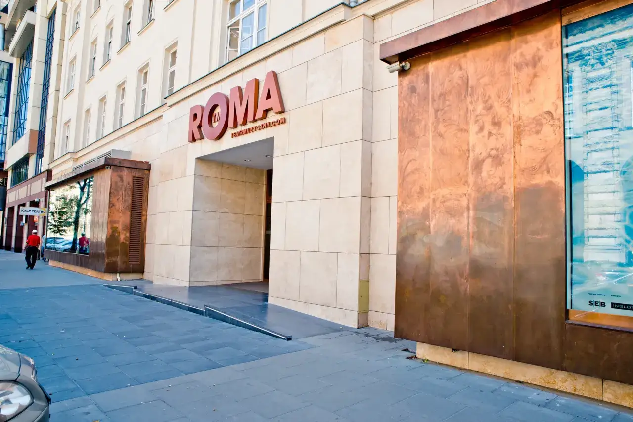 Teatr Muzyczny Roma na Nowogrodzkiej w Warszawie. Wejście do teatru z dużym napisem ROMA.
