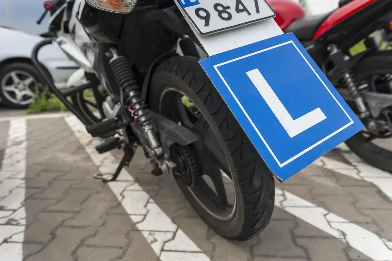 Motocykl z tabliczką 