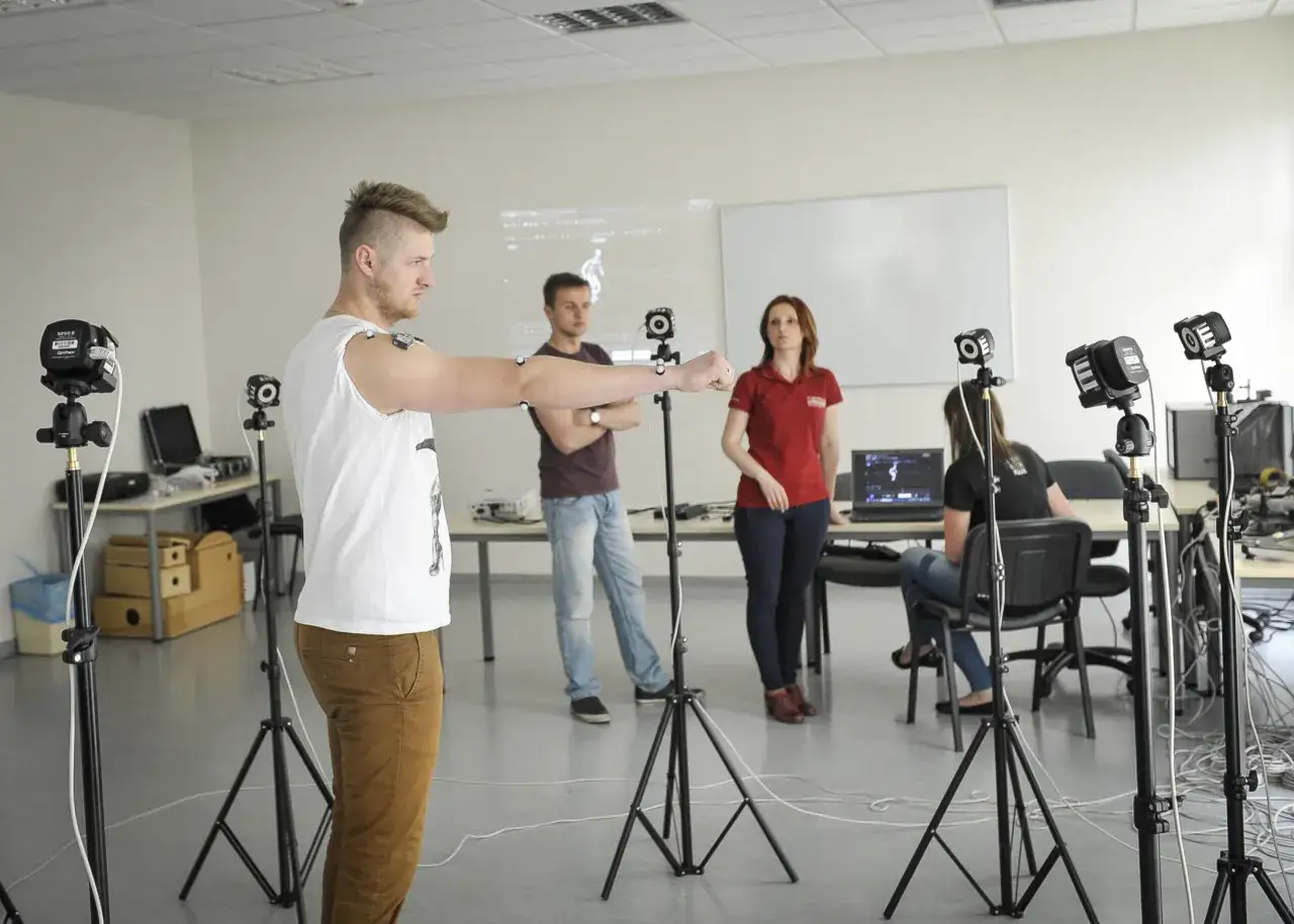Grupa studentów fizjoterapii rozmawiająca na kampusie
