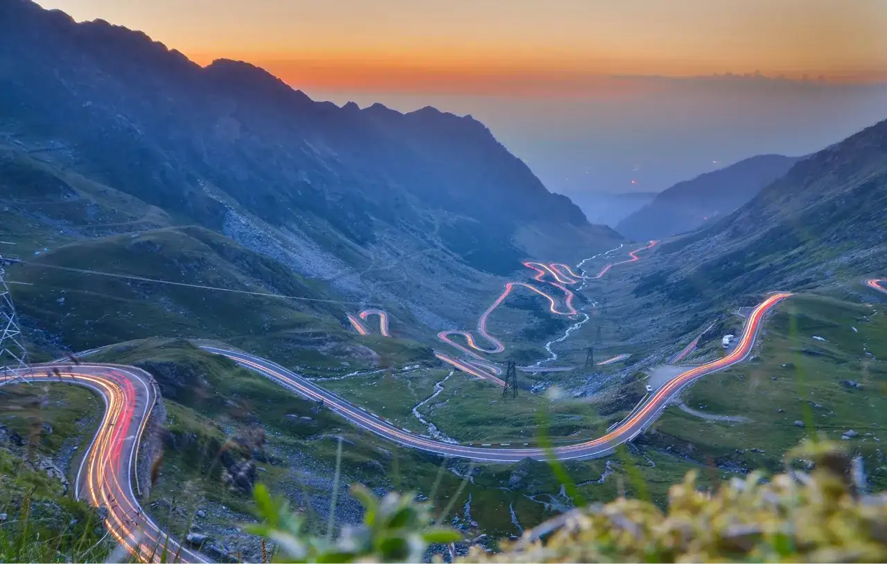 Trasa Transfogaraska z motocyklistą, widok na serpentyny