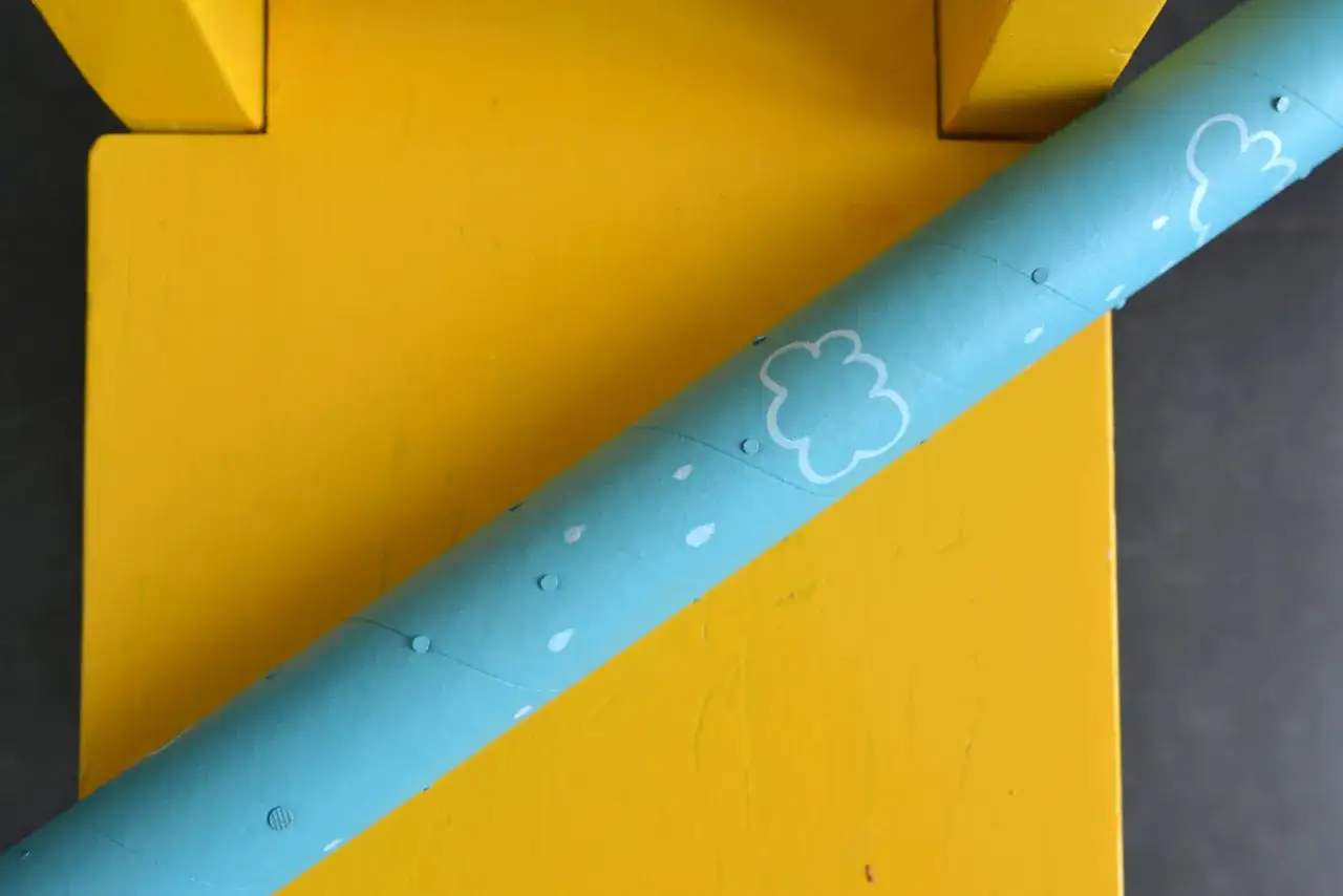 dzieci robiące marakasy z butelek