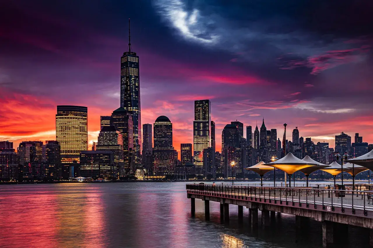 Skyline di New York con hotel illuminati al tramonto