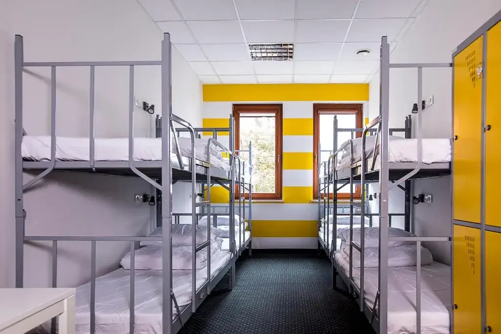 hostel pok&oacute;j wieloosobowy ł&oacute;żka piętrowe