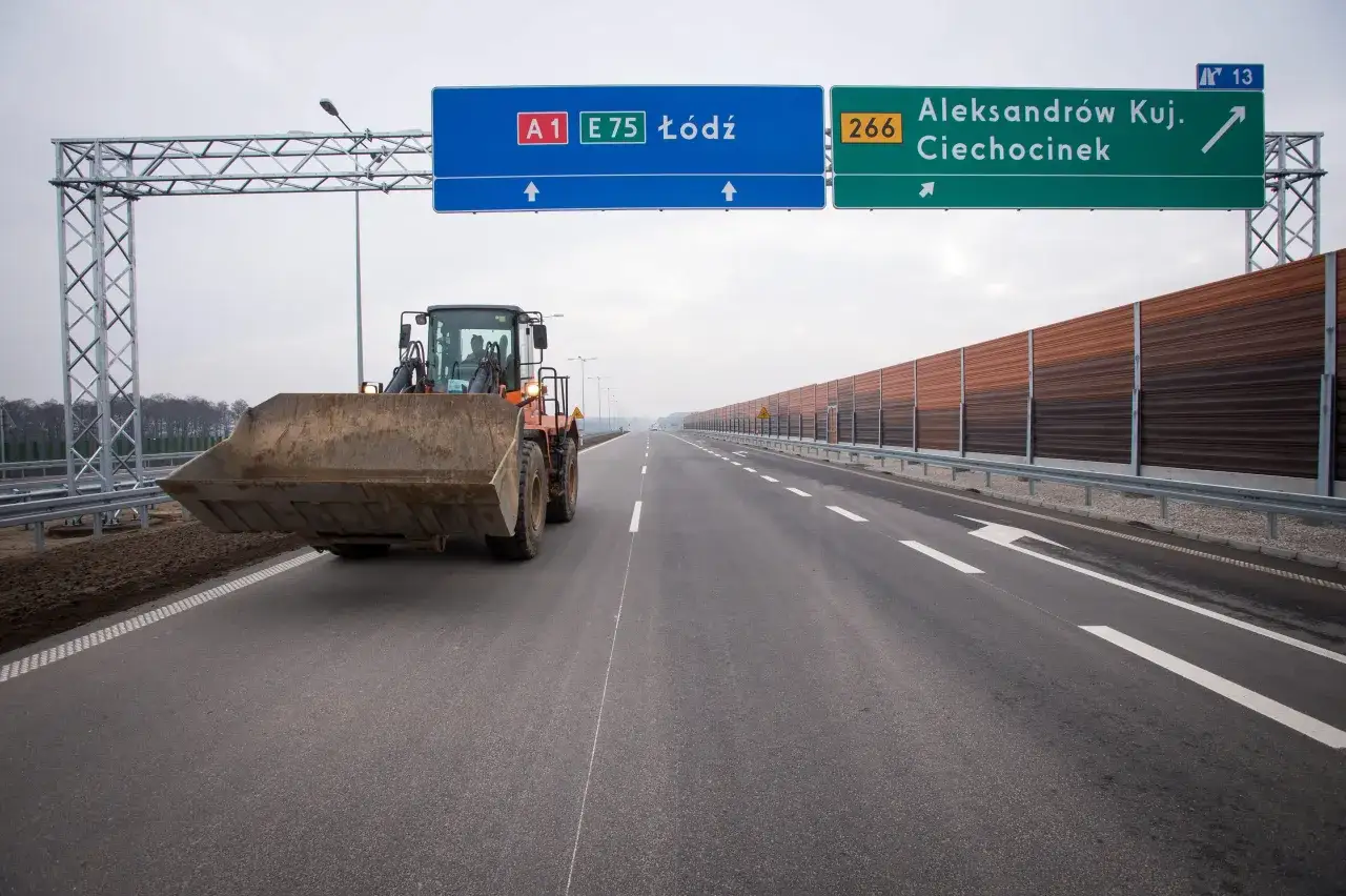 Koparka na budowie drogi. Oto co zrobiła Platforma Obywatelska przez 8 lat – budowa infrastruktury drogowej.