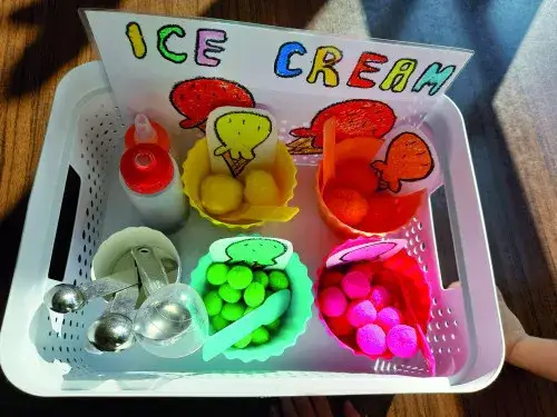 przedszkolaki bawiące się zabawkami na zajęciach angielskiego