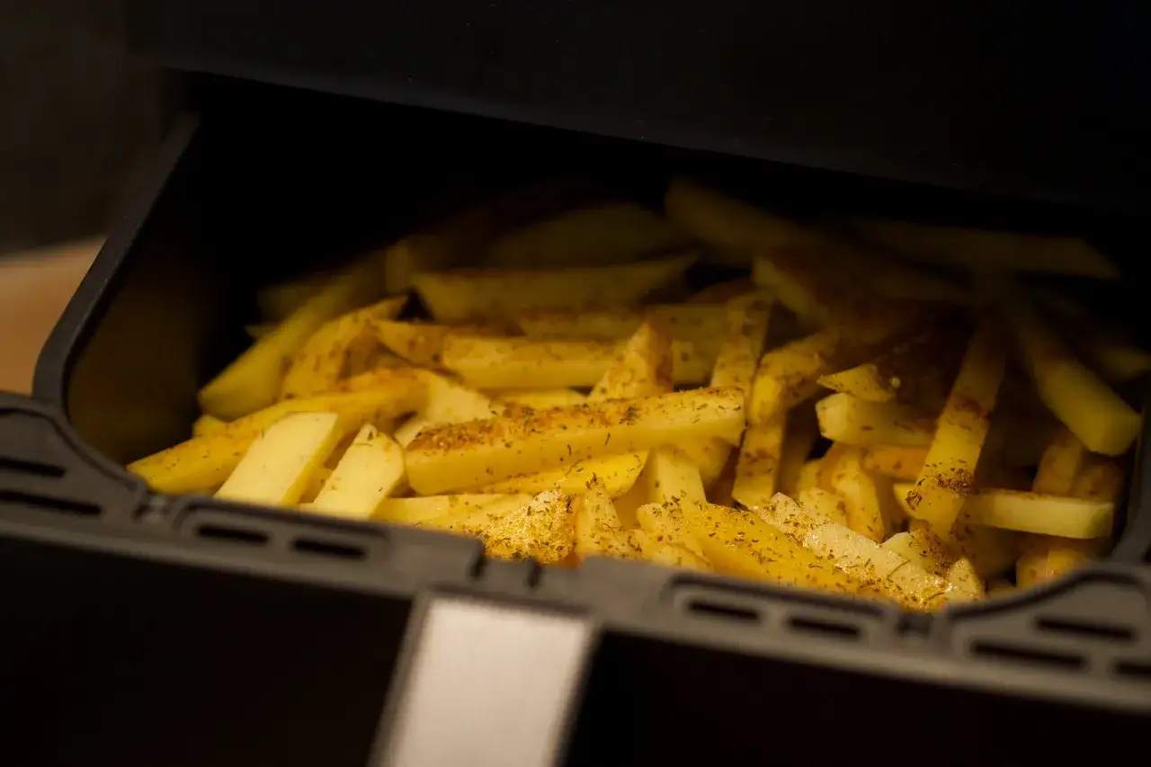 por&oacute;wnanie frytek smażonych pieczonych i z air fryera