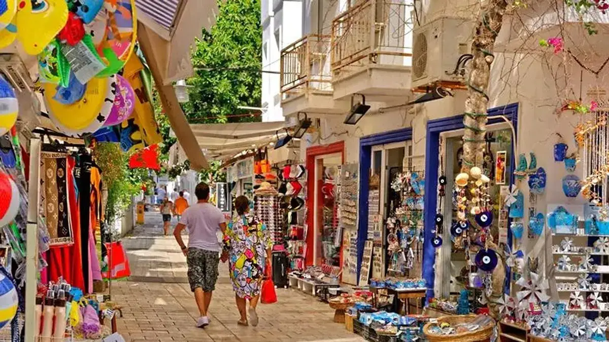 kolorowy, zatłoczony turecki bazar w Bodrum