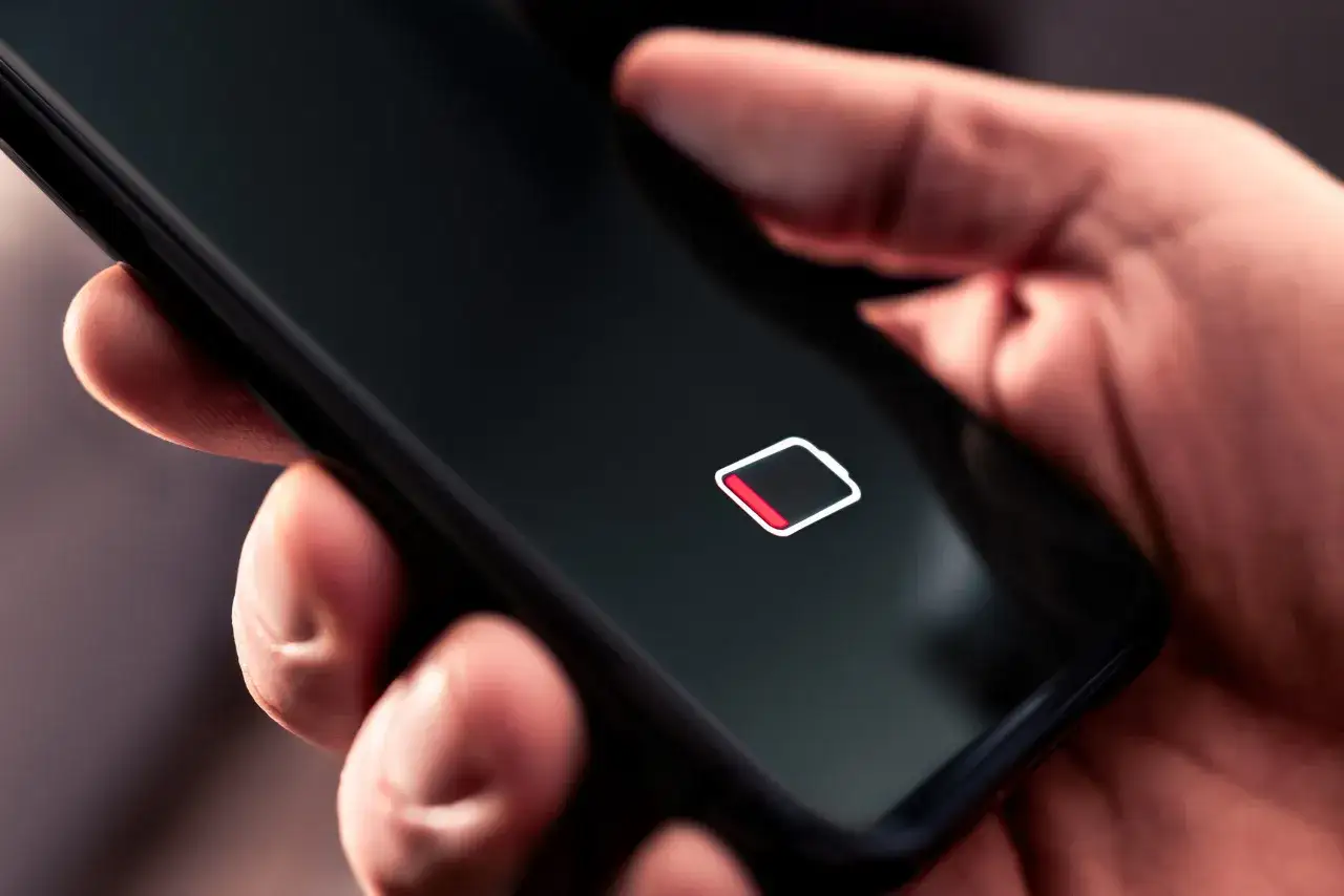 Telefon z ikoną baterii pokazującą niską kondycję