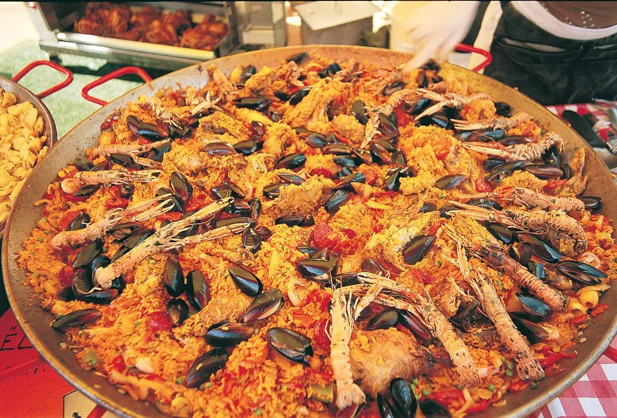 Pyszna paella z owocami morza i kurczakiem – idealna odpowiedź na pytanie, co zjeść w Barcelonie.