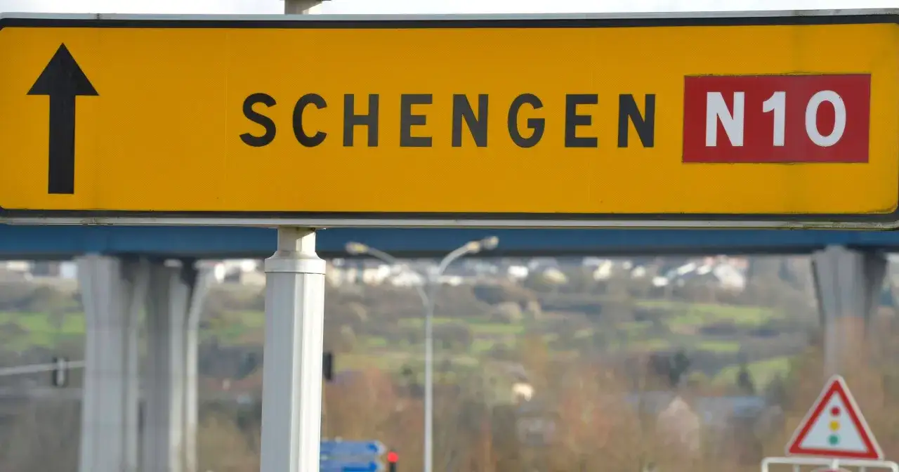 Znak drogowy kierujący do Schengen N10. Zastanawiasz się, ile gotówki można przewieźć przez granicę w strefie Schengen?