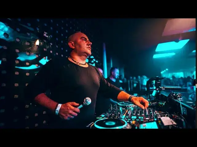 DJ Kris grający na konsoli