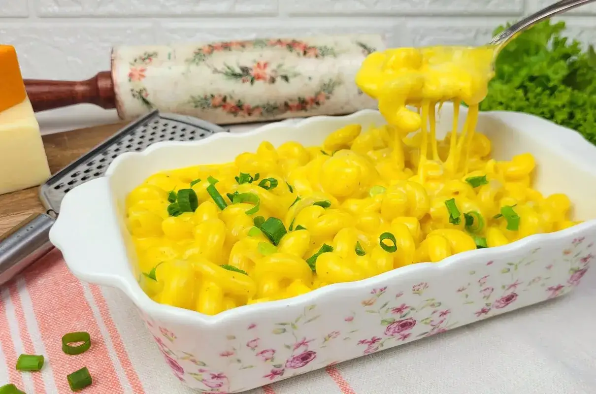 Pyszny makaron z serem, polany kremowym sosem serowym i posypany szczypiorkiem. Idealny na szybki obiad.