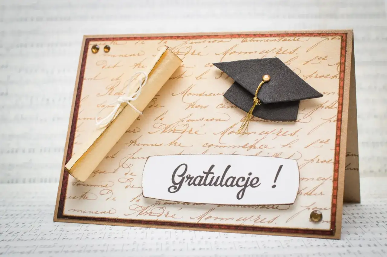 Gratulacje z okazji obrony doktoratu! Kartka z biretem i zwojem, ozdobiona starodrukiem.