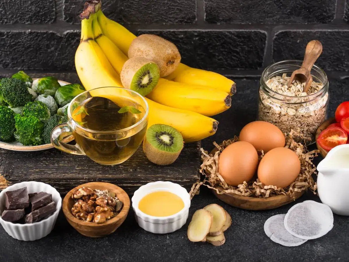 Zdrowe produkty bogate w tryptofan: banany, kiwi, jajka, orzechy, czekolada, owsianka, brokuły, imbir, mi&oacute;d.