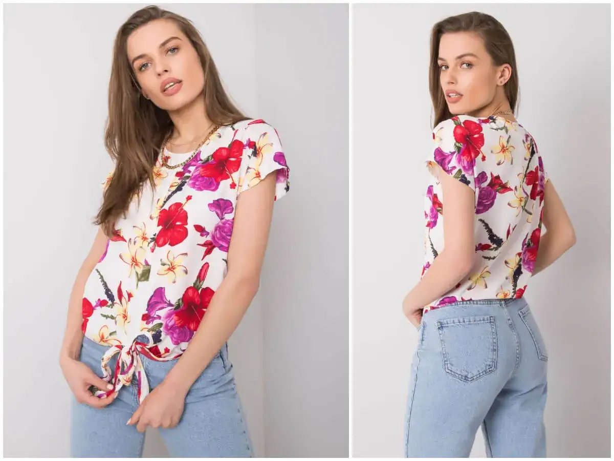 Modelka prezentuje, jak nosić bluzki w kwiaty, łącząc je z jeansami. Wzorzysta bluzka z przodu i z tyłu.