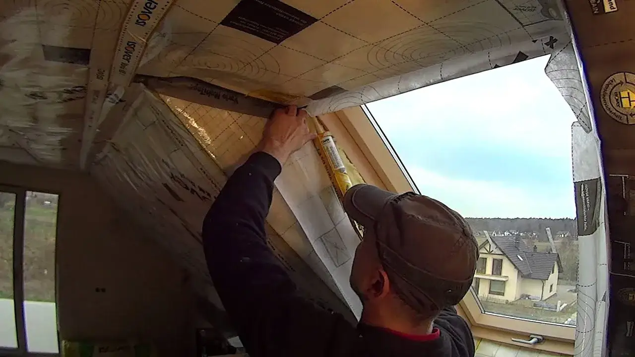 uszczelnianie folii paroizolacyjnej wok&oacute;ł okna dachowego i instalacji